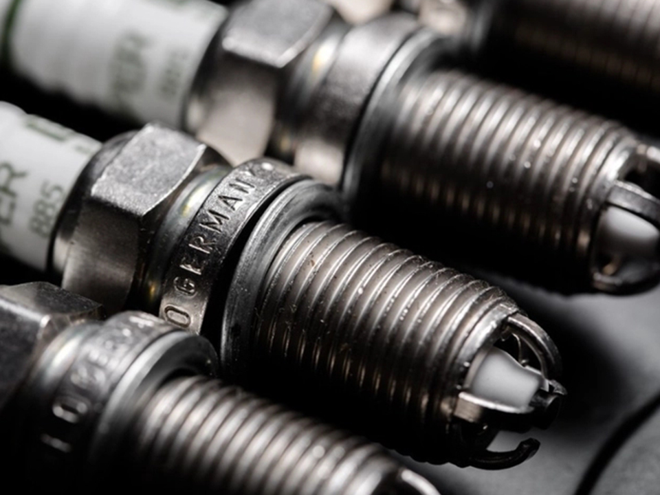 Why do spark plugs turn black？